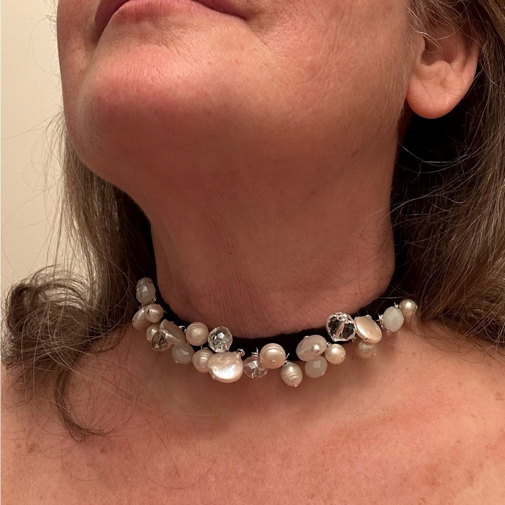 JEWELASTIC=Jewels on elastic for neck (choker) or head (hair band). And bracelet